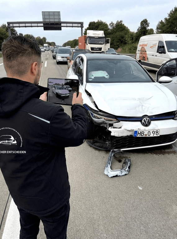 Kfz-Gutachter bei der Schadensanalyse
